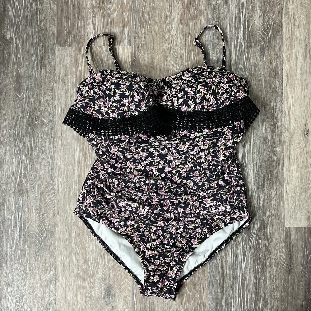 Kona Sol floral ruffle top swimsuit. Convertible removable straps, large.